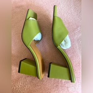 New Intentionally Blank Olive Pump Shoes Size 7